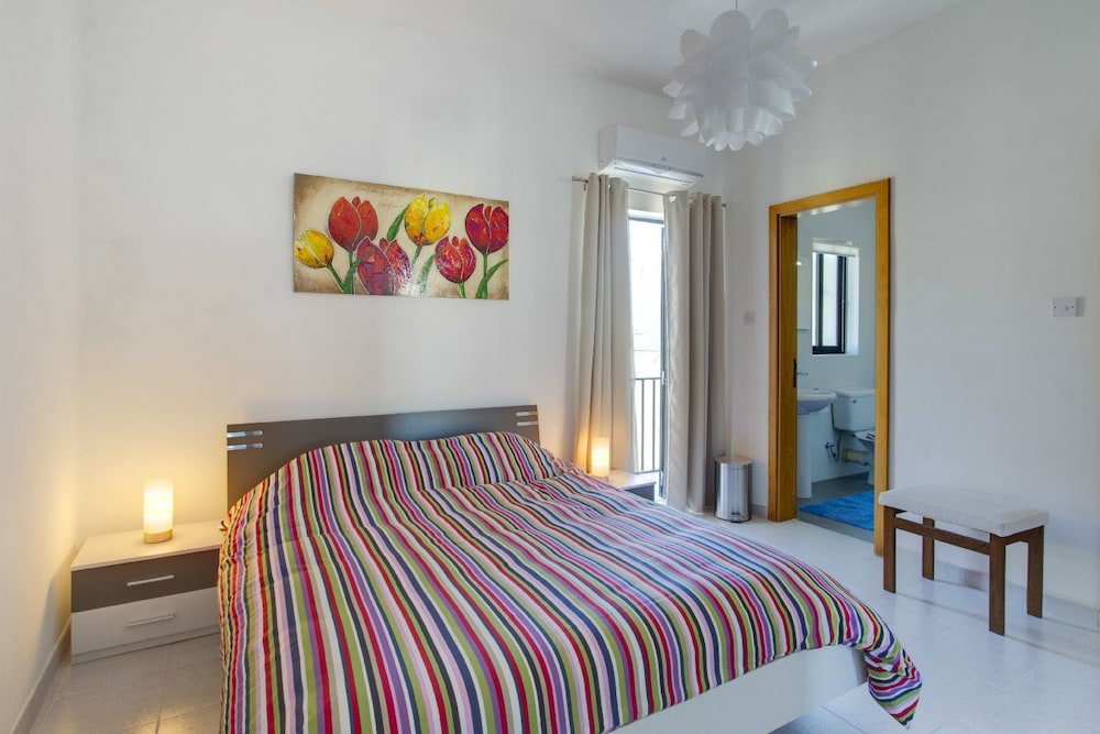 Seafront Apartment, Marvelous Views GR8 Location view 3