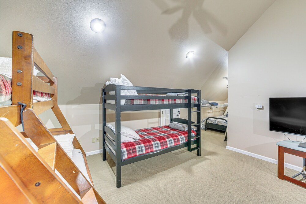 2 Mi to Branson Landing: Quiet Home w/ Lake View