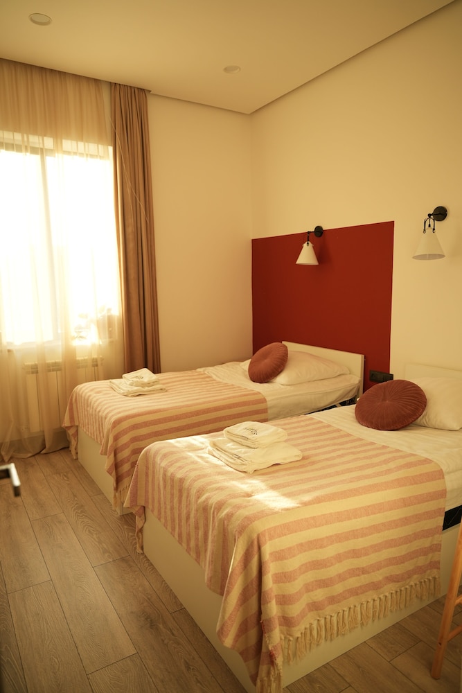 Aparan Guest House