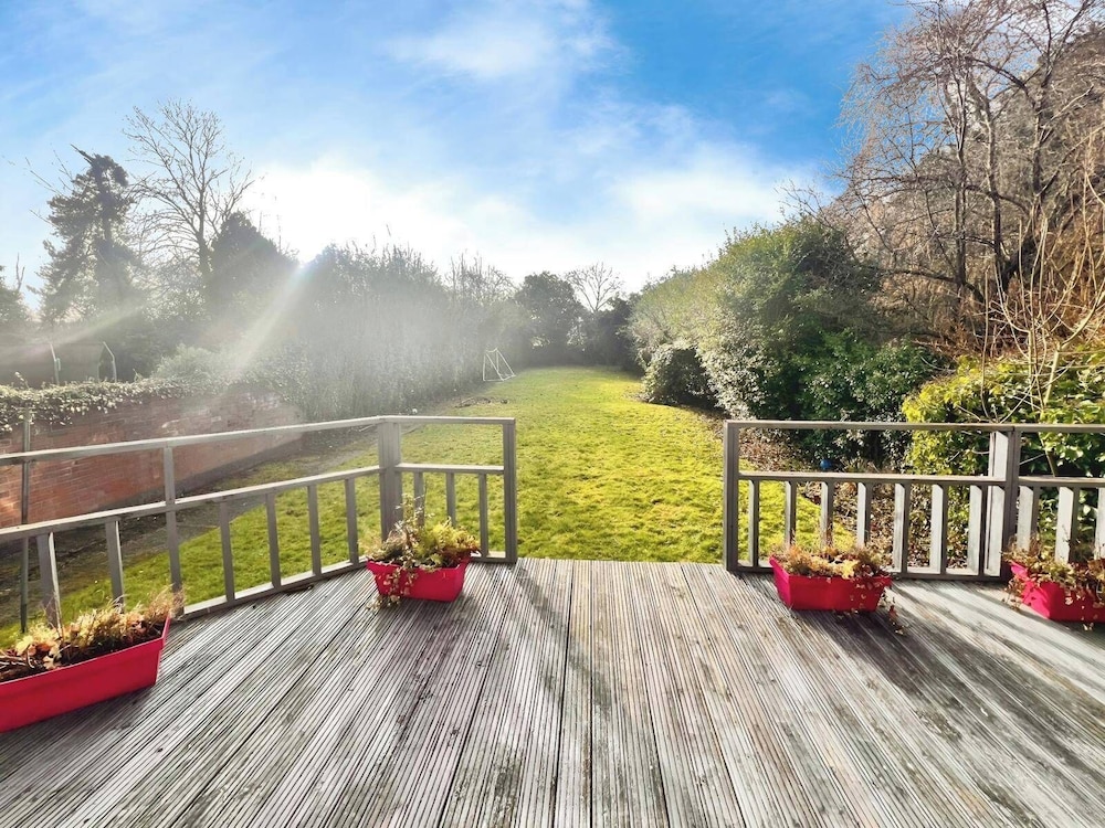 Hottub-garden-parking-sleeps10-10mintotown