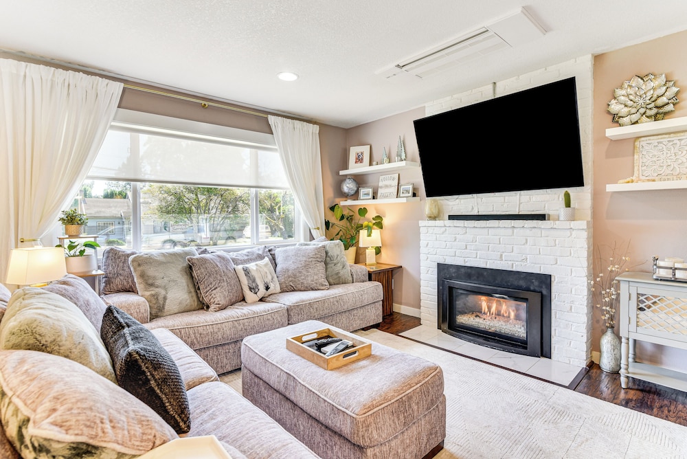 7 Mi to Vancouver Waterfront: Sleek Home w/ Yard!
