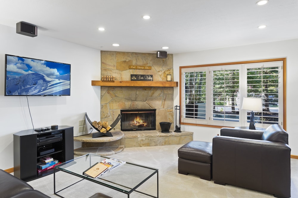 Deer Lake Village at Deer Valley Resort - Two Bedroom Condo with Hot Tub #2426 2 Condo