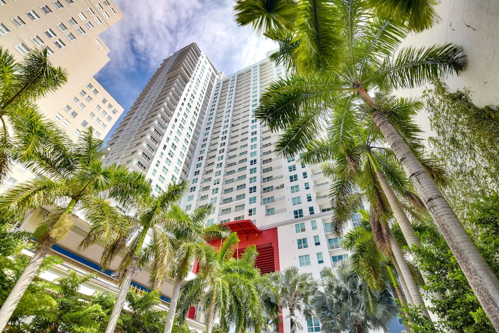 Luxe Downtown Miami Apt: Balcony, Pools, City View