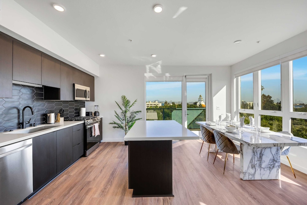 Luxury 2BR Hollywood Pool View by Oneluxstay