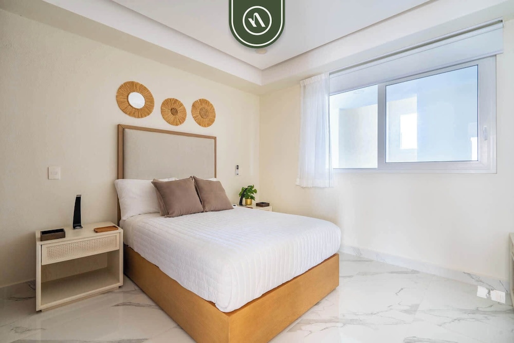 3BR Condo Right Next to the Beach - Pool - Palapa