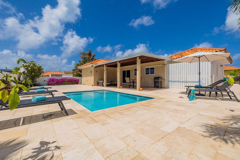 High-end Pool Getaway Upscale 5 Location BBQ