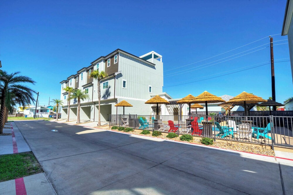Sleeps 33! 4 Condos, Walk to the Beach, Resort-style Pool, Endless Summer Resort