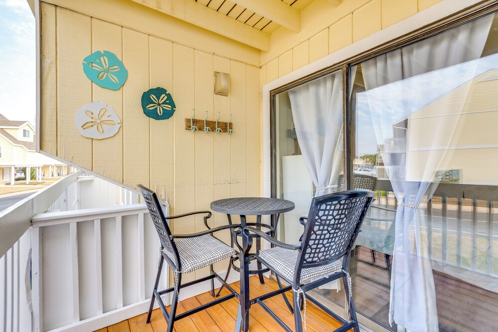 Walk to Beach: Resort Retreat w/ Balcony in Destin