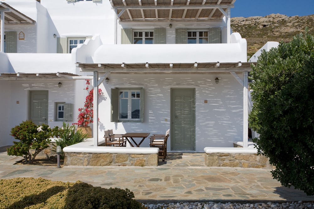 Yakinthos Residence