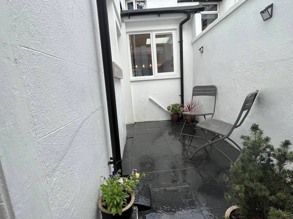 Charming 3-bed Cottage - Private Garden & Parking