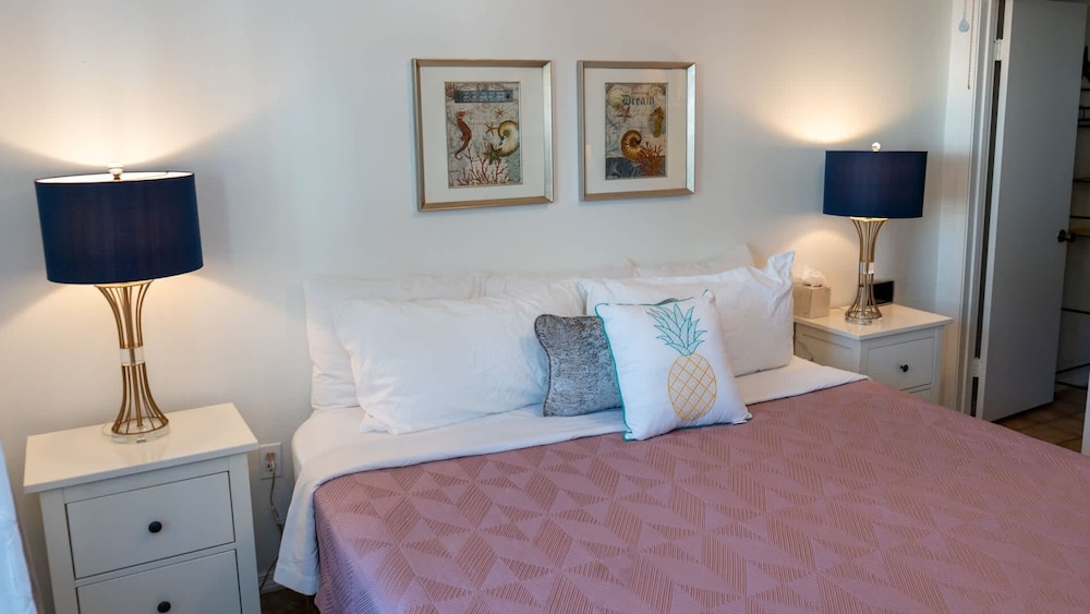Cozy Family Retreat Steps To Beach Pool / Hot 2 Bedroom Apts