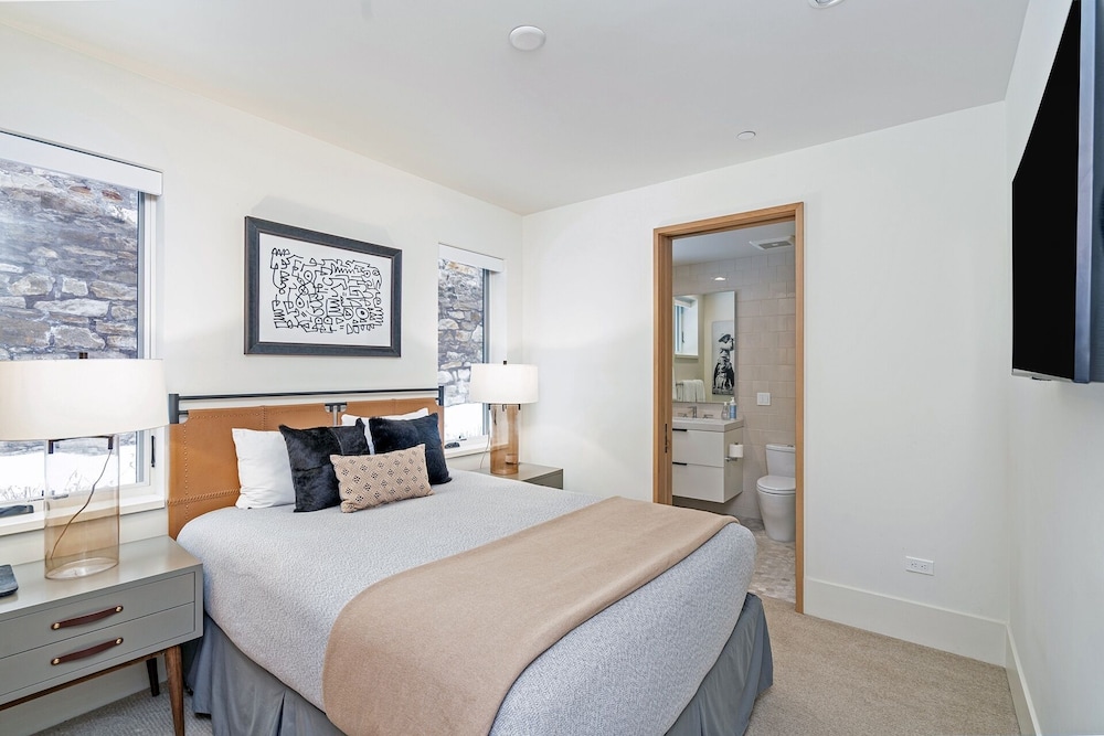 Luxury Stay! 2 Min To Gondola Ski Storage, Sauna, Heated Garage, Gym 4 Bedroom Condo by RedAwning view 2