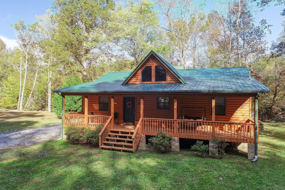 Rivendell Creekside - 3 Bedrooms, 2 Baths, Sleeps 6 Cabin by RedAwning