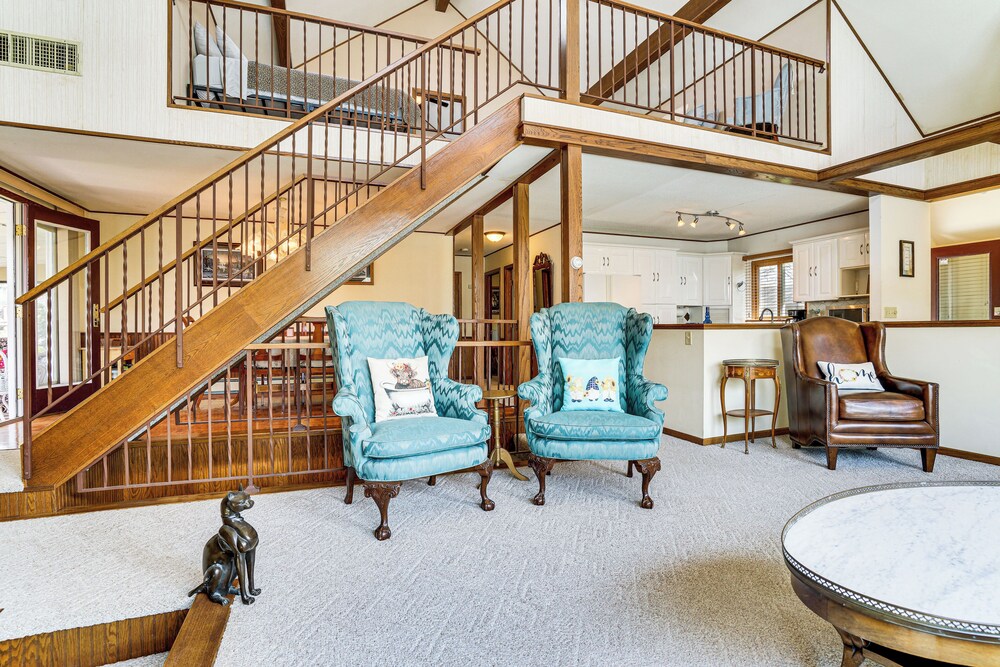 'love Lake Retreat w/ Hot Tub in New Richmond!
