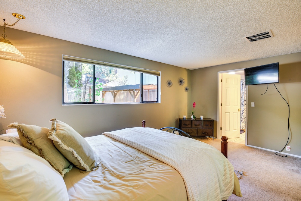 3 Mi to U of O Pet-friendly Home w/ Covered Deck!