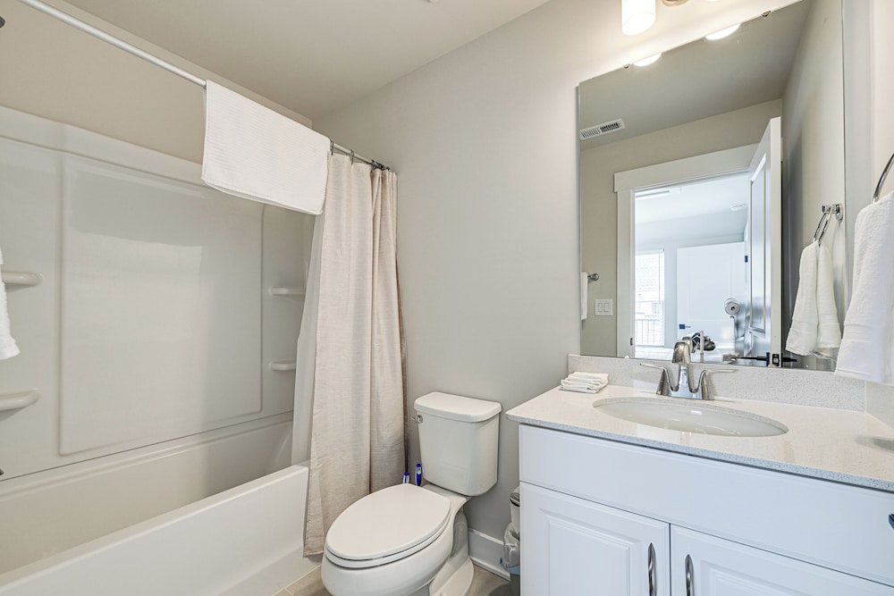 Walk to Music Factory: Townhome w/ Rooftop Deck!