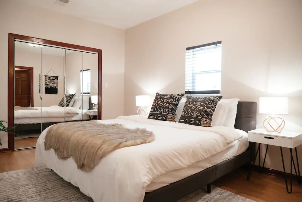 2BR Apt - Central Modern