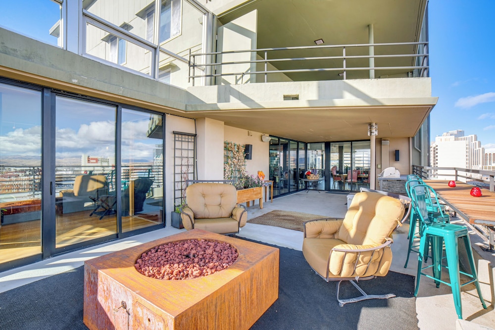 Luxe Dtwn Reno Penthouse ~ 3 Mi to Casinos!