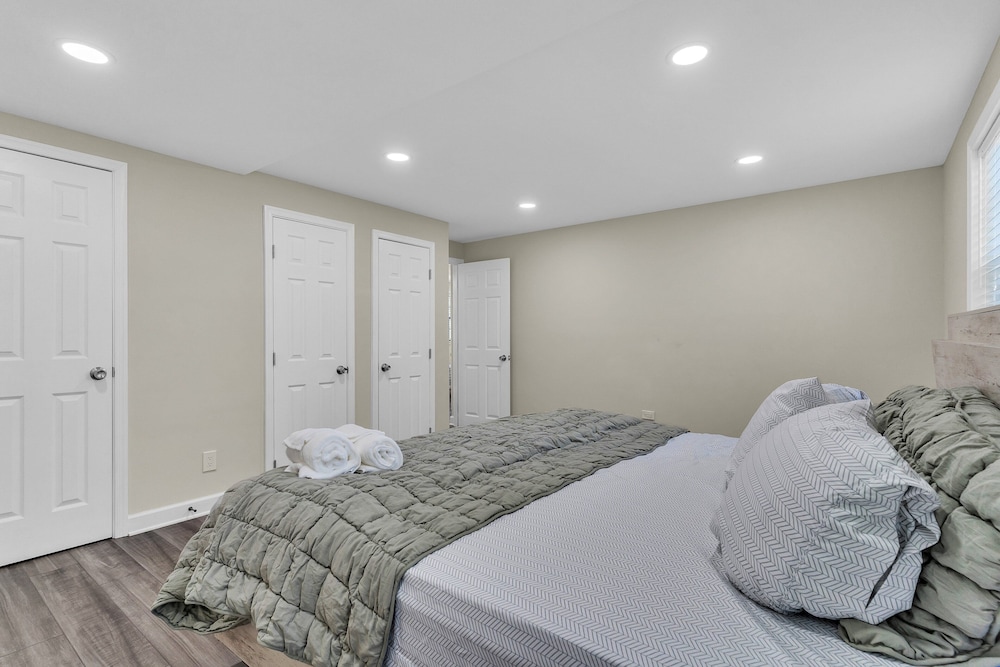 Peaceful Pet Friendly Chesapeake Escape 4 Bedroom Home