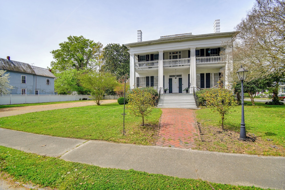 Historic Manor w/ Screened Porch in Elizabeth City