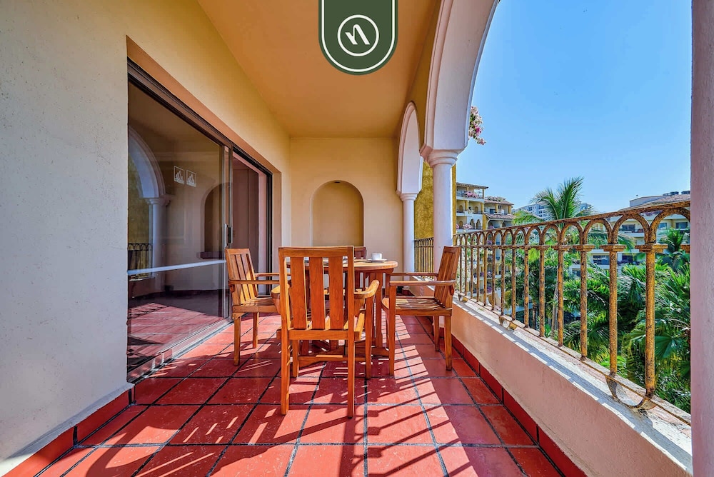 Beachfront 2 BR Condo - Beach - Pools - Tennis