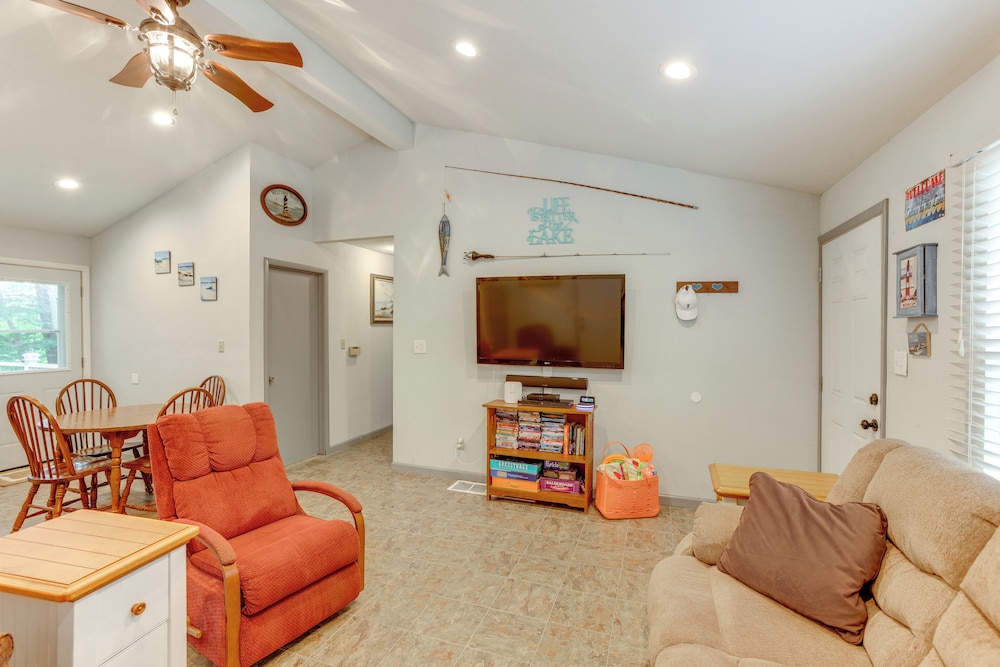 Walk to Lake Hamlin: Cottage Near Boat Launch