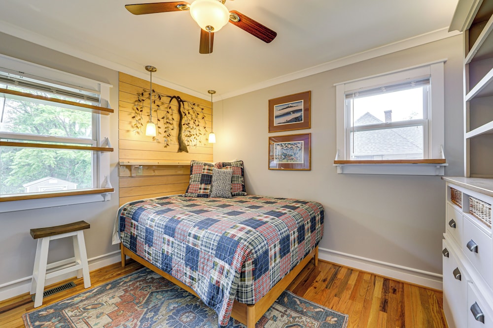 1/2 Mi to River Arts District: Home w/ Deck!