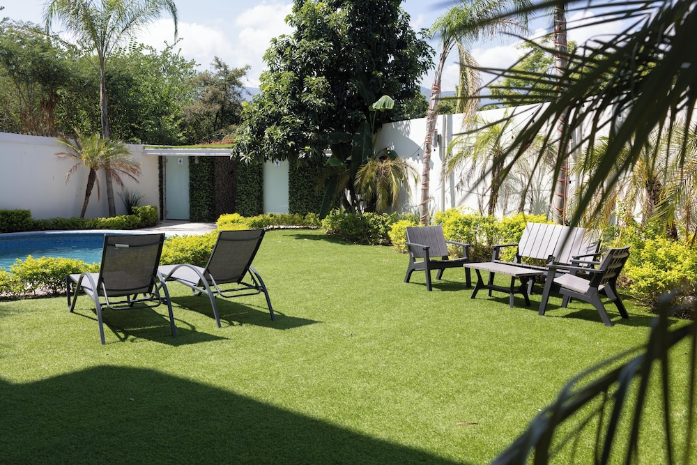 Luxurious Getaway w Private Pool Garden