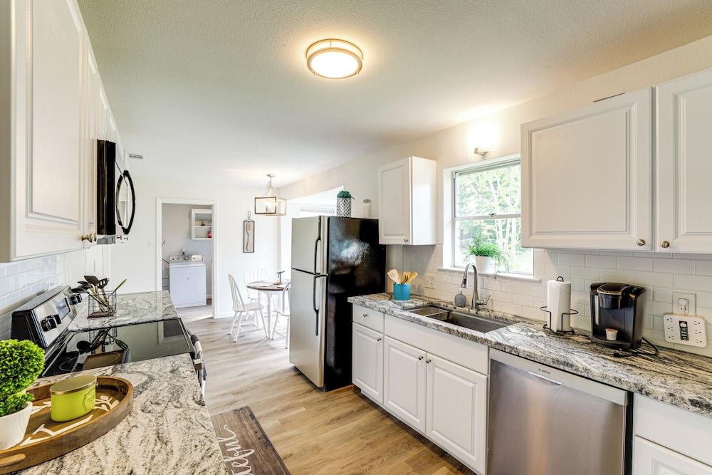 Near Shops & Eats: Commuter-friendly Fwtx Home