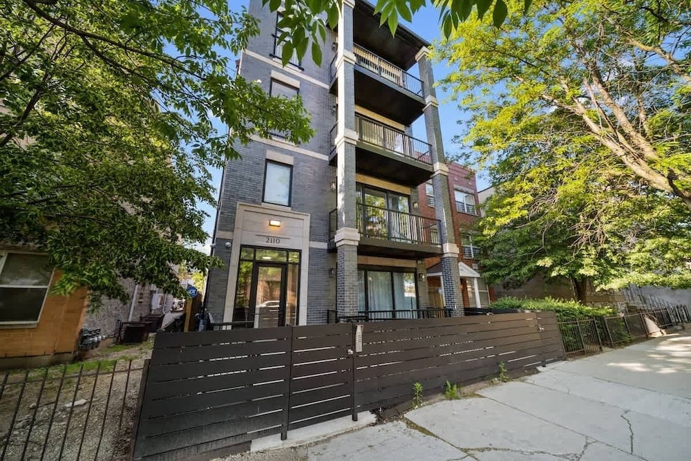 New Two Bed Condo by United Center With Balcony