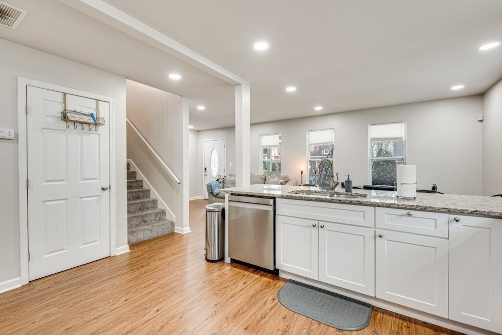 Spacious Family Retreat Near Airport 5 Bedroom Home