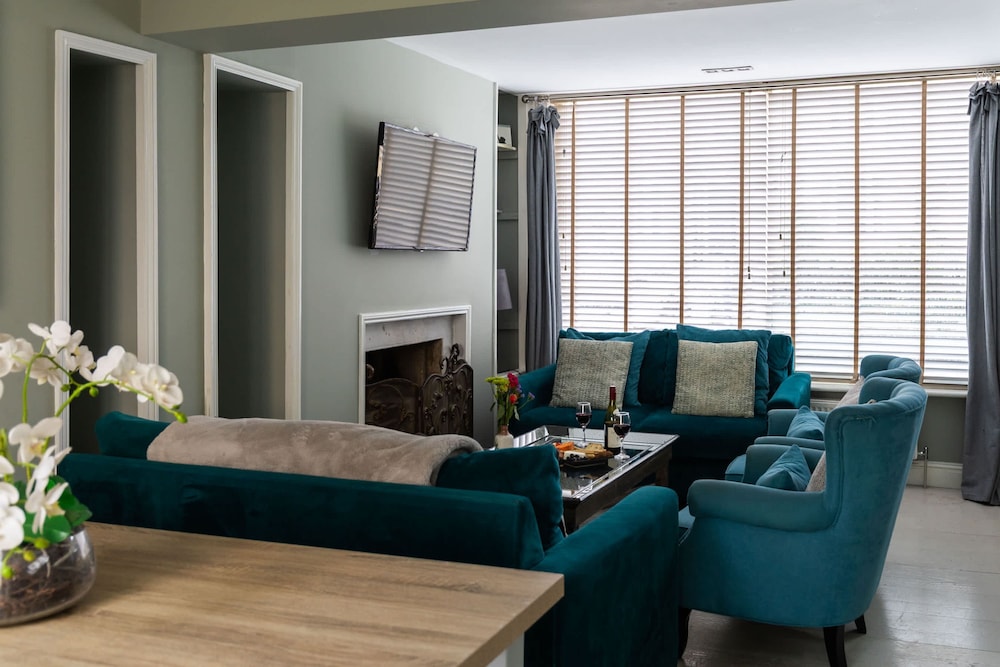 Stylish 4-bedroom Townhouse in the Heart of Bath