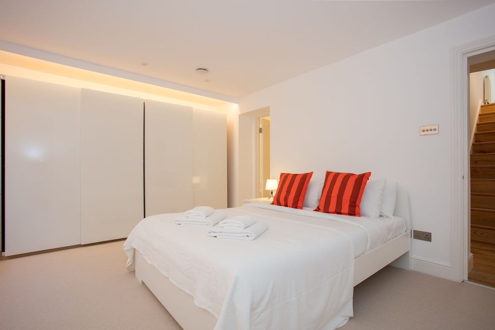 Newly Refurbished Modern 3 Bedroom Apartment in Affluent Fulham