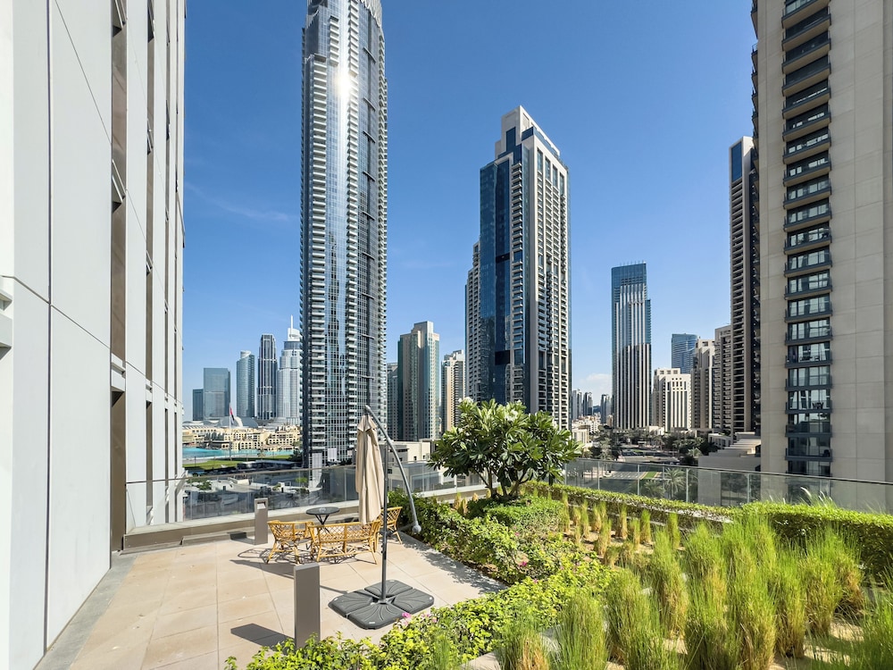 Delujo Stays – Burj Crown Collection