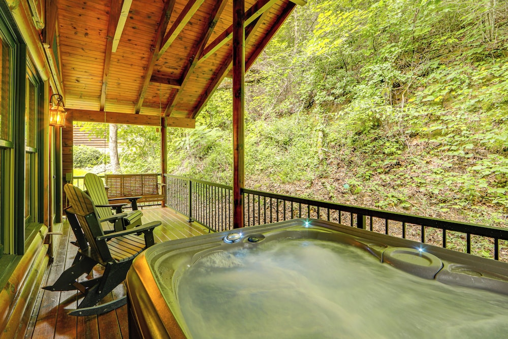 1 Mi to Dtwn Gatlinburg: Hot Tub Haven in Smokies!