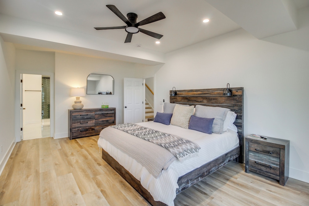 3 Mi to Winery: Jasper Mountain Chalet w/ Hot Tub!