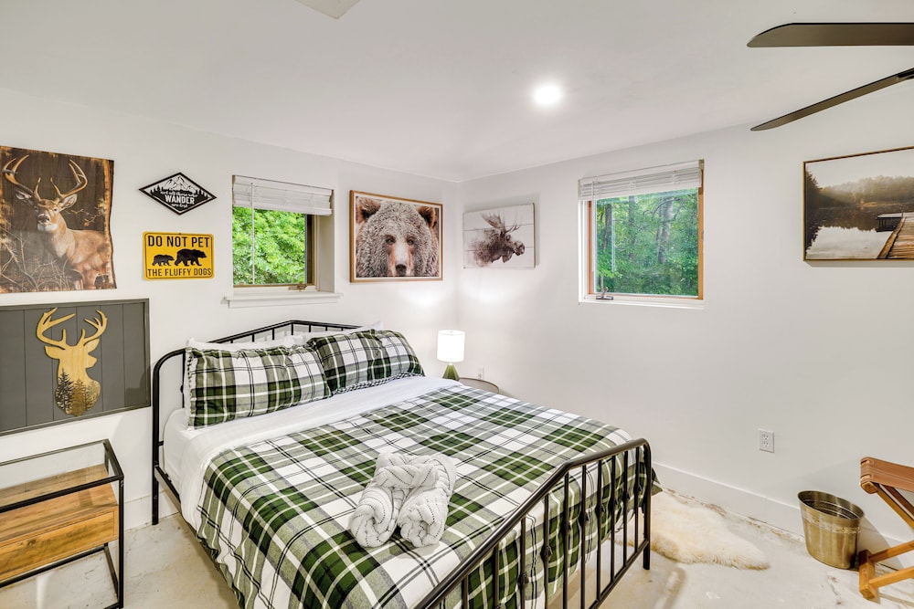 Hot Tub & Theater Room: Getaway in Falling Waters