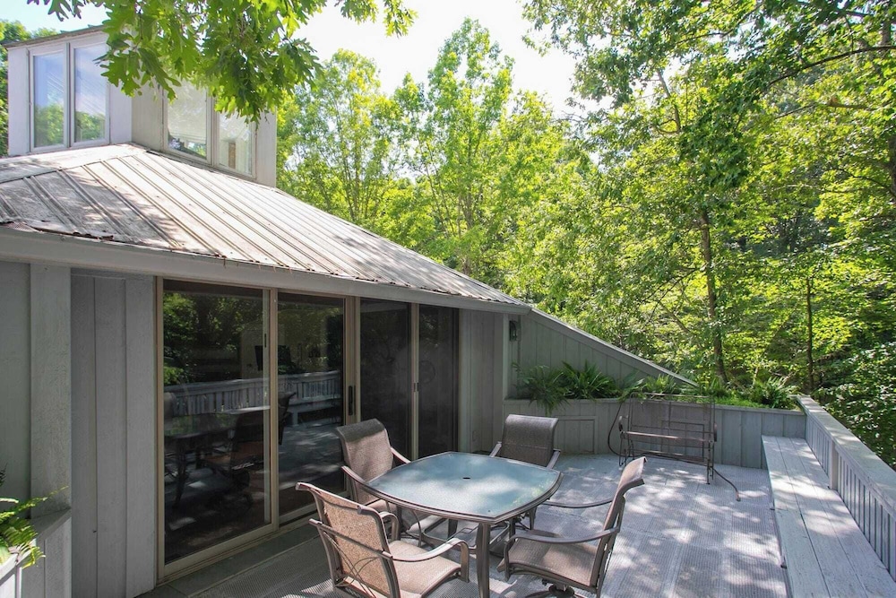 35 Acre Villa w/ Pool, Spa, Wine Cellar & Gym + Near Golf Club La Pearla Ranch by Avantstay