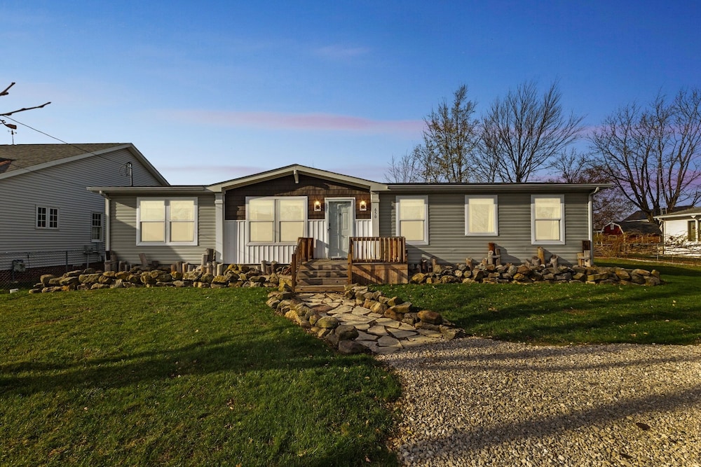 Sunsets & Serenity: Port Clinton Waterfront Stay 3 Bedroom Home