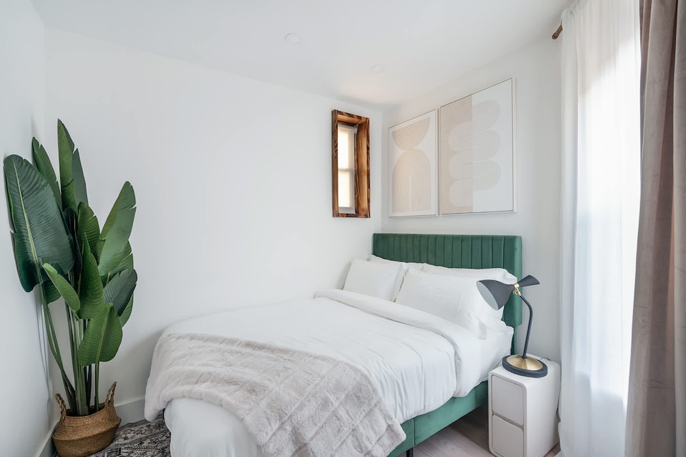 48-3fe 2BR Prime Midtown West