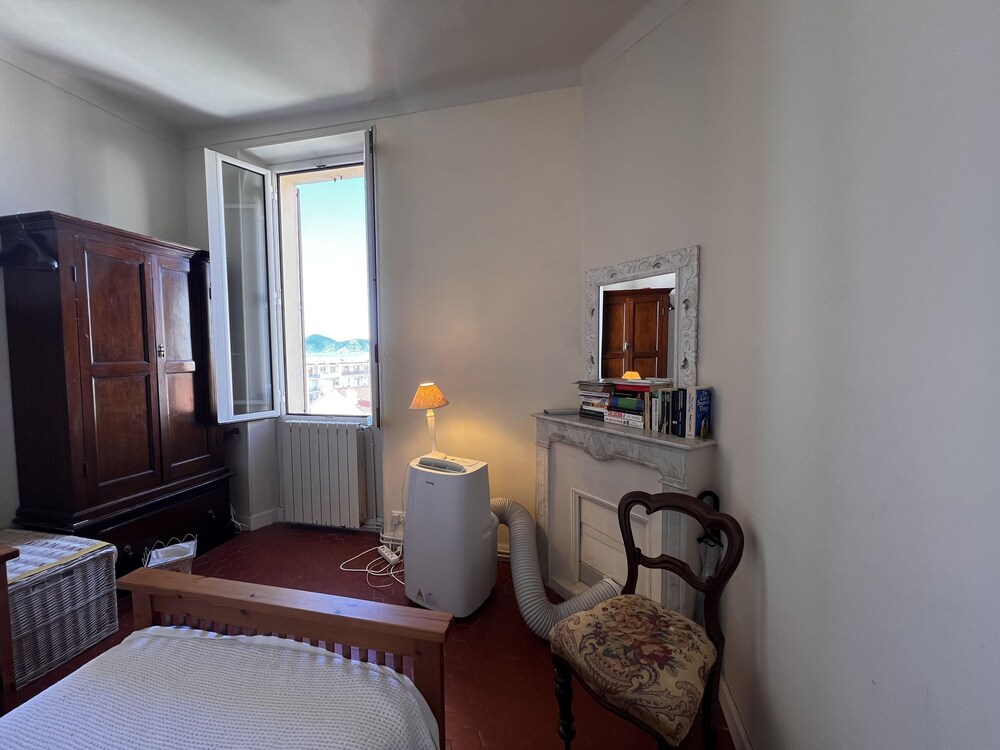 Charming 2 Bed Apartment With Balcony Located in Cannes Old Town Easy Walk to the Palais and Beaches - 120