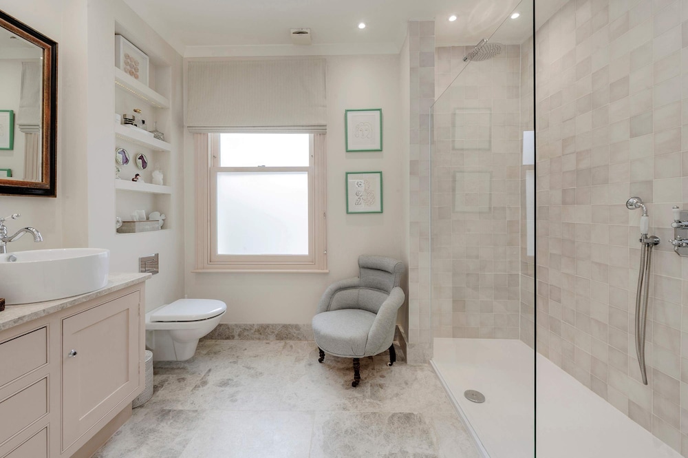 Stunning 4 bed Fulham Home With Garden