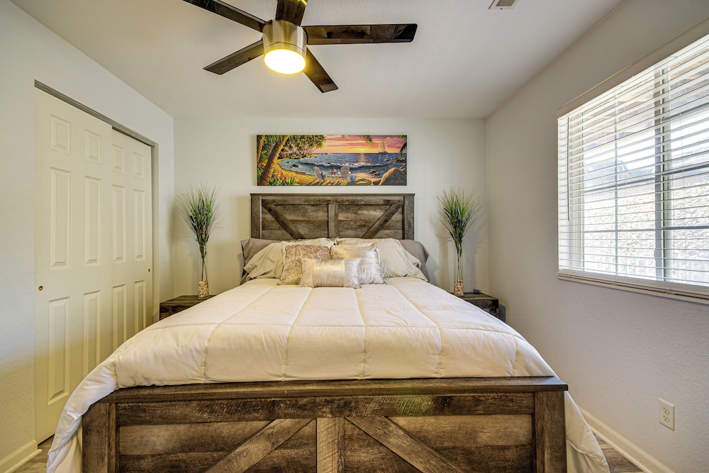 Balcony w/ Marina Views: Lake Ozark Hideaway!