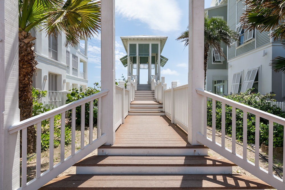 Palm House - Private Beachfront House 3 Bedroom Home by RedAwning