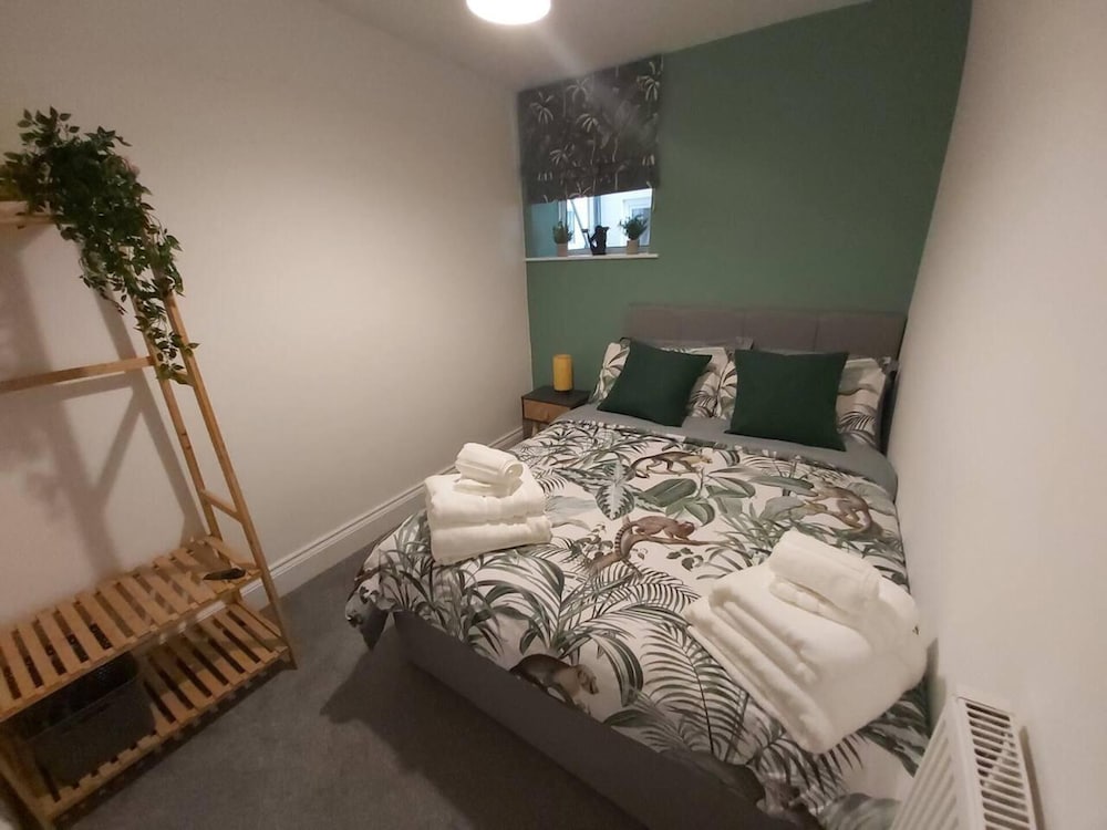 Immaculate 1-bed Apartment on Southsea view 2