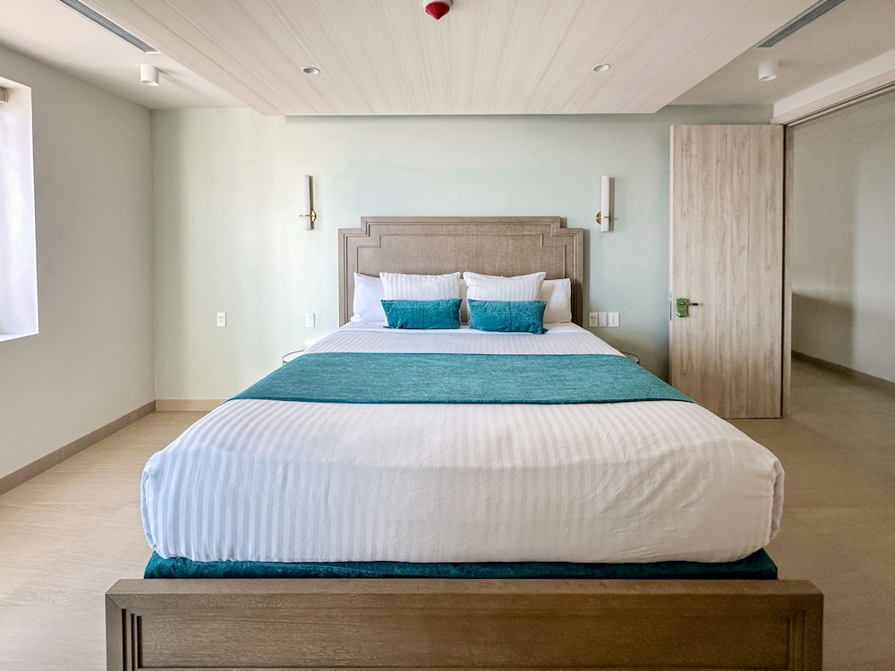 Paradise Found Luxe 2BR Condo in Iconic Location