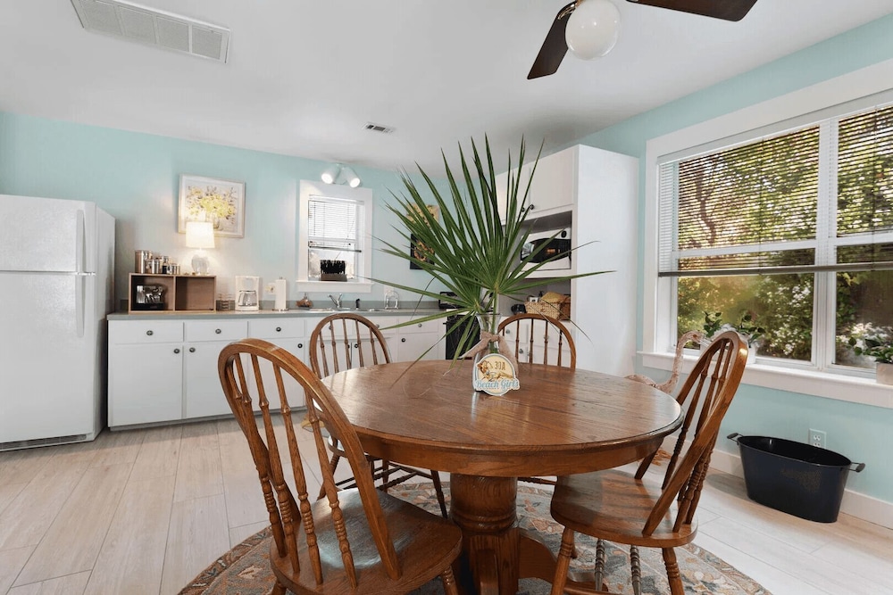 30A Grayt'n Greatful by Avantstay Charming Home+cottage, Walk to Western Lake