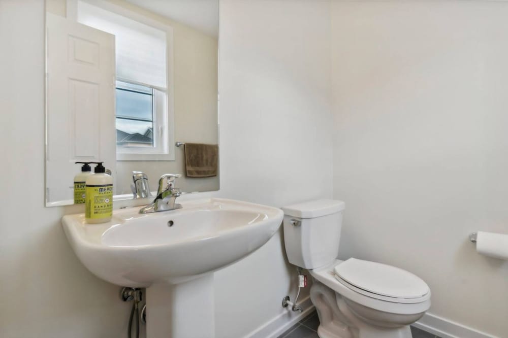 A Brand New 4BR Townhouse in Thorold Retreat
