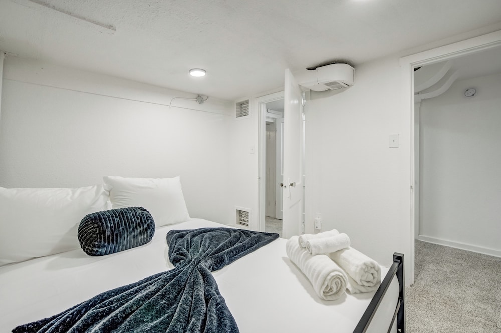 1318 E Pikes Peak