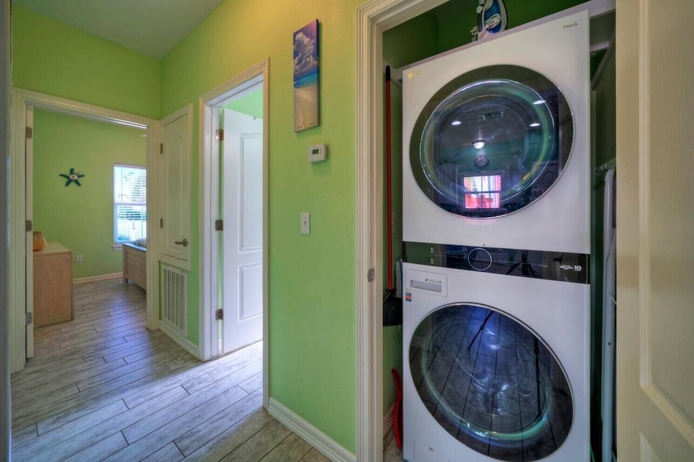 Shared Pool, Walkable to Beach, Vibrant Beachy Design! Bay Bliss by Avantstay view 5